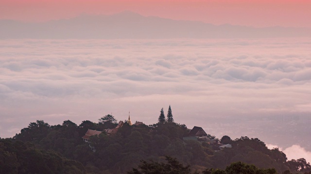 泰国清迈的地标，早晨云中有移动的薄雾视频素材