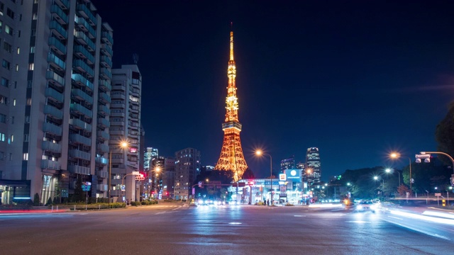 东京塔的时间流逝，东京的地标在晚上的时间，十字路口与汽车的灯光，东京，日本视频素材