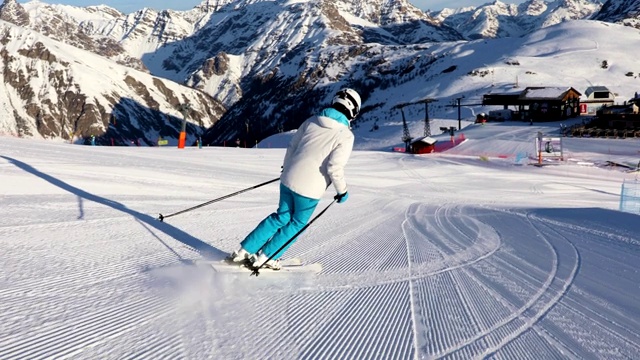 女运动员在一个空滑雪坡上滑雪视频素材