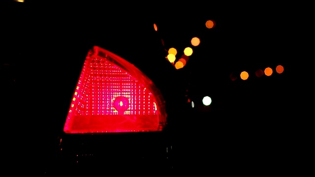 在黑暗的夜晚，停车灯在汽车上视频下载