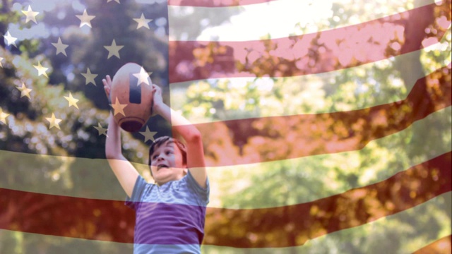一个男孩正在追美式足球，美国国旗在前面飘扬视频素材