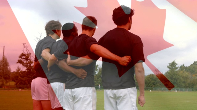 一支橄榄球队举着加拿大国旗站在球场上视频素材