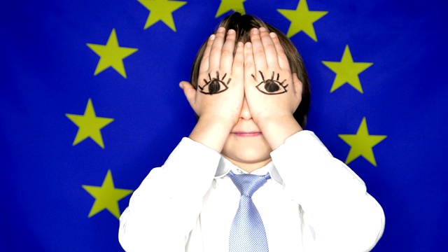 欧盟国旗背景上一个小男孩的眼睛视频素材