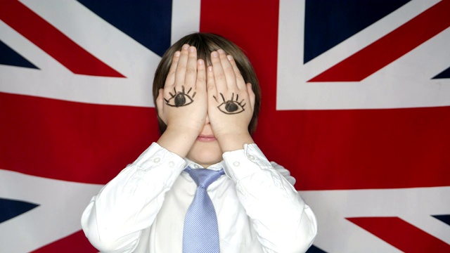 英国国旗背景上一个小男孩的眼睛视频素材