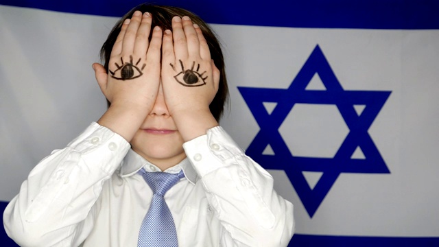 以色列国旗背景上一个小男孩的眼睛视频素材