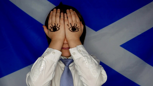 苏格兰国旗背景上一个小男孩的眼睛视频素材