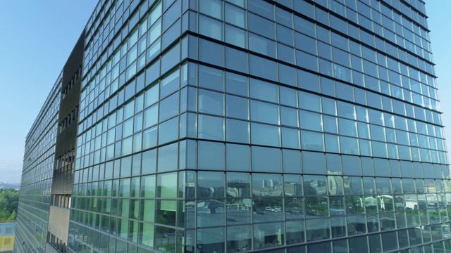 空中特写办公大楼的玻璃幕墙。4 k视频素材
