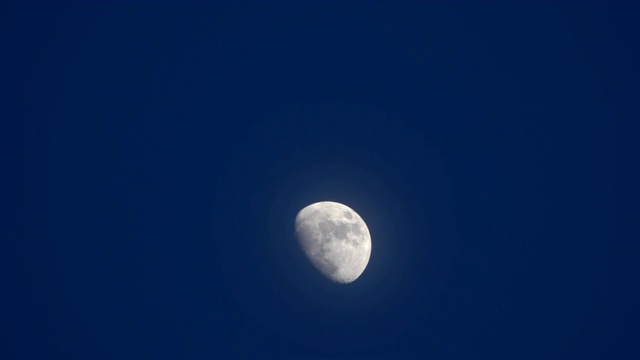 月亮在夜空中视频素材