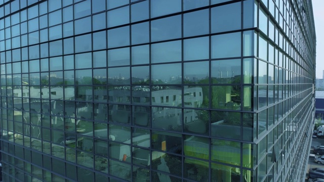 空中特写办公大楼的玻璃幕墙。4 k视频素材