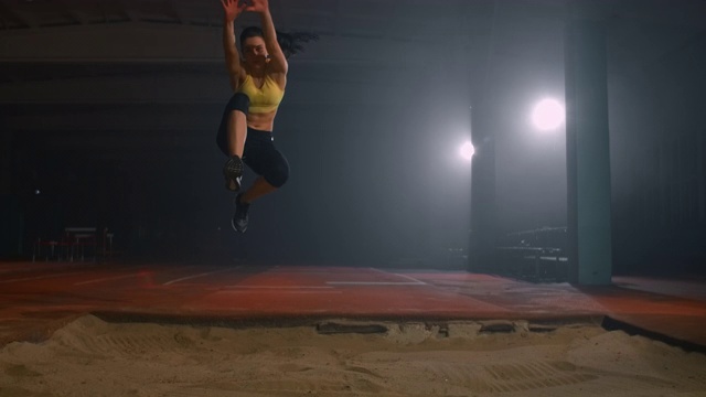 运动员在比赛中进行跳远的运动员视频素材