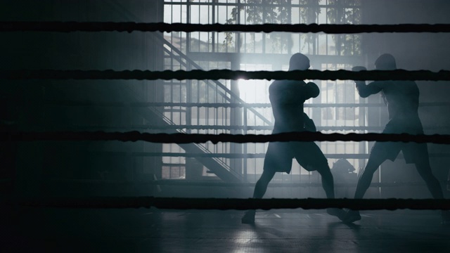 电影慢动作镜头的两个专业的年轻肌肉裸男拳击手战斗友好开始在拳击场视频下载