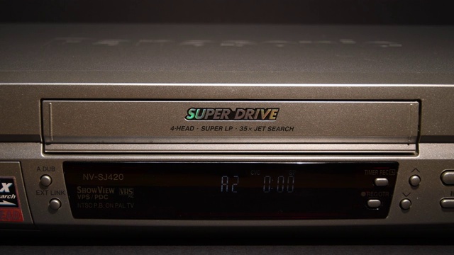 把VHS磁带插入到VCR播放机中视频素材