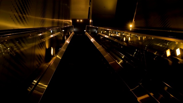 在日本，在大楼内乘坐自动扶梯视频下载