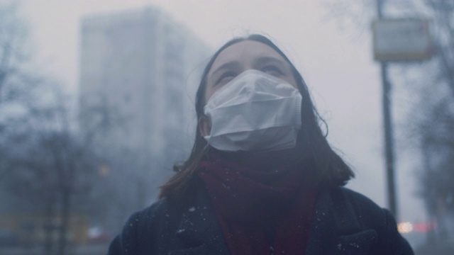 在城市街道上戴着防护面罩的年轻女孩视频素材
