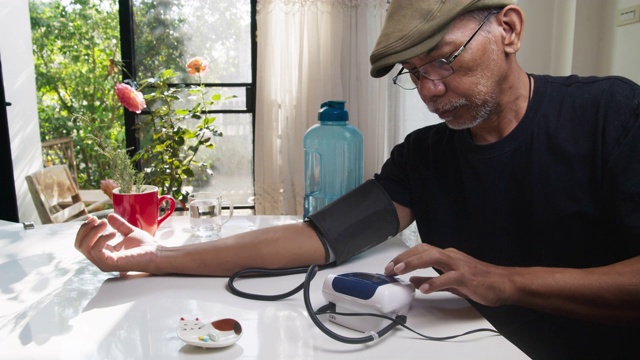 测量血压的老人手臂，保健理念。视频下载
