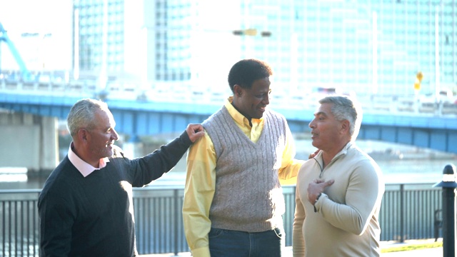 三个多民族的男人在户外散步聊天视频下载