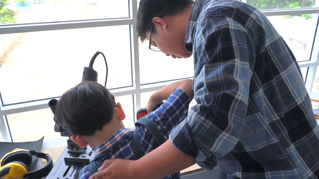 父亲和儿子练习技能木匠在工作视频素材