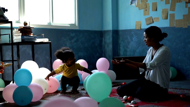 慢镜头非洲小孩把气球送给孤儿院的非洲妇女视频素材