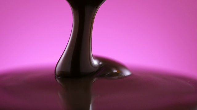 倒入融化的巧克力酱的慢动作视频素材
