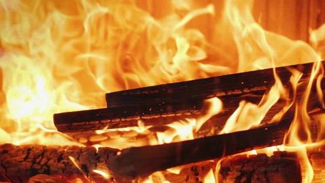 壁炉里燃烧着木柴。美丽的火焰在现代壁炉视频下载