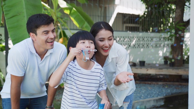 快乐的亚洲家庭玩和吹泡泡视频素材