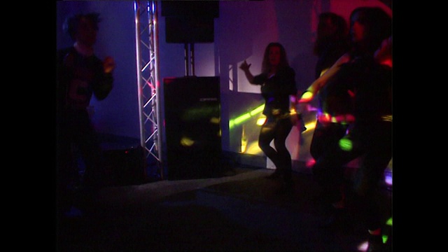 年轻人在五彩缤纷的夜总会里跳舞;1992视频下载
