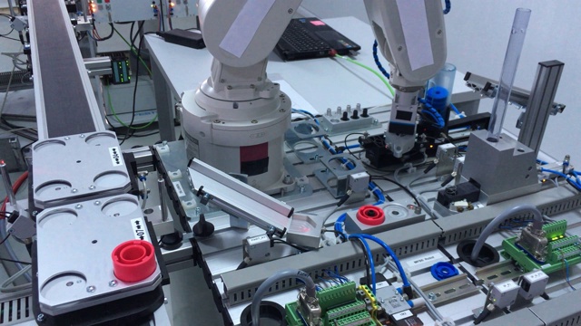 工业4.0智能工厂概念;机器人手臂组装产品视频下载