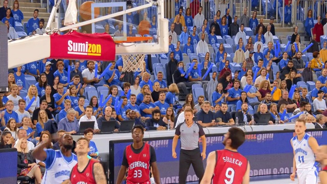 篮球运动员在比赛中进攻和得分视频下载