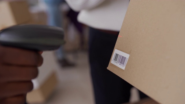 女人用条形码阅读器为客户安排订单并投递货物视频素材