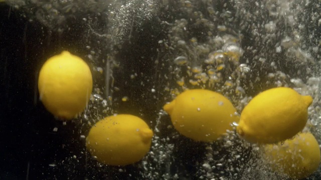 柠檬扑通一声掉进水里视频下载
