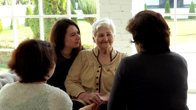 老年妇女和女儿和孙女聊天视频素材