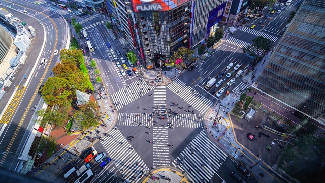 4 k。时光流逝，日本东京银座路十字路口拥挤的人群和汽车视频素材