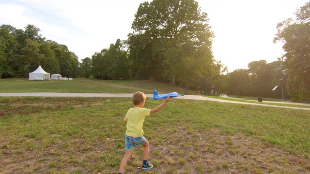 手里拿着飞机玩具的男孩在跑步视频素材