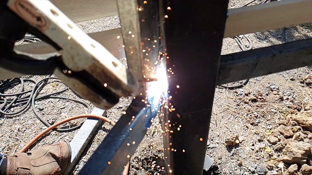 工业工人焊接钢视频下载