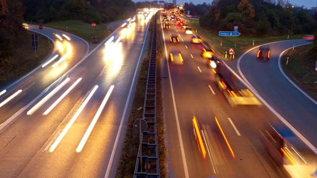 德国高速公路上交通和高峰时间的延时视频素材