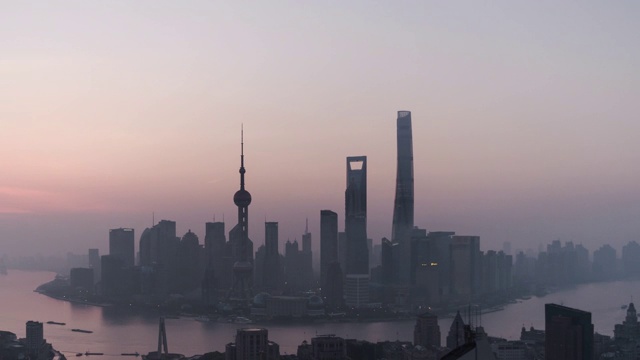 T/L ZO鸟瞰图上海天际线在黎明，从夜晚到白天/上海，中国视频素材