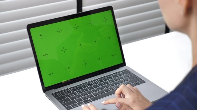 女商人在绿屏笔记本电脑上工作视频素材