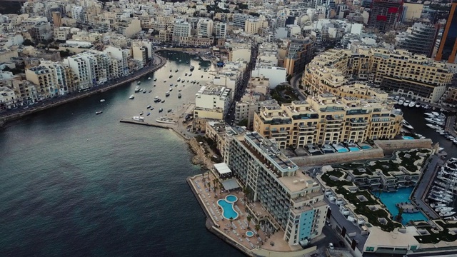 马耳他-地中海旅游目的地，斯利马和海湾附近的海滨视频素材