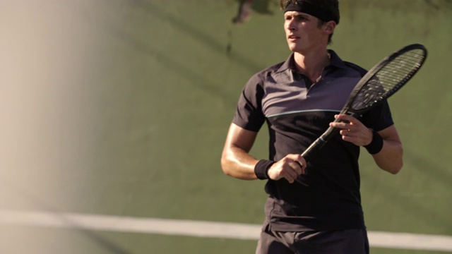练习正手击球的职业网球运动员视频素材