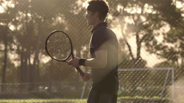 在硬地上打球的职业网球运动员视频素材