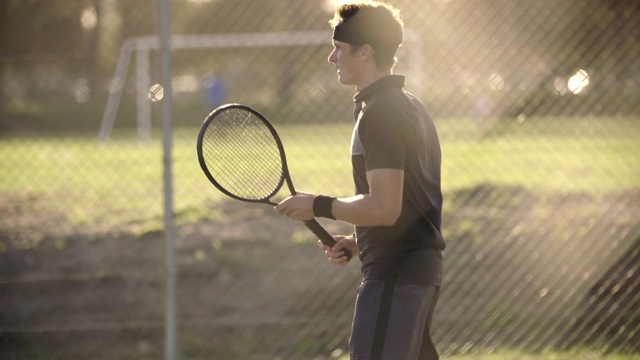 网球运动员在硬地上练习正手和反手视频素材