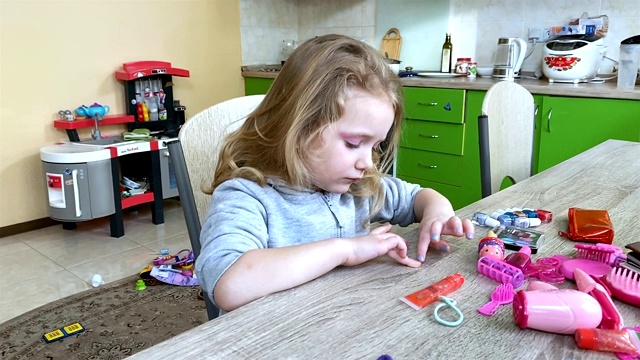 小女孩用儿童指甲油涂指甲。视频下载