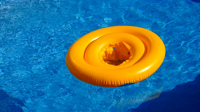 漂浮在游泳池的蓝色水面上，海浪在夏天的阳光反射视频下载