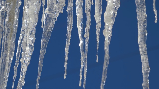 近距离观察:低温使水滴结冰形成冰柱。视频下载