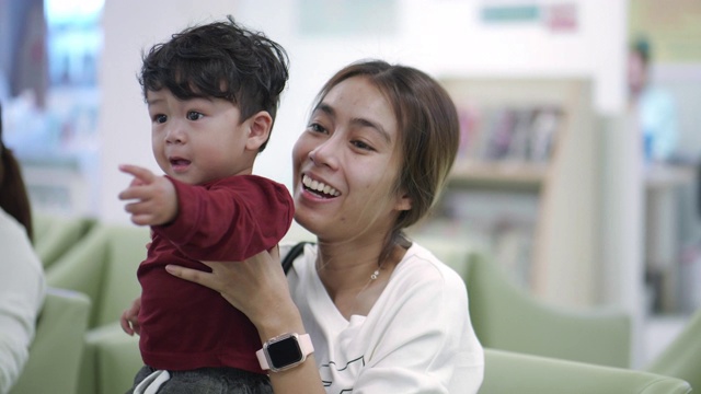 亚洲母亲和儿子去看医生视频素材