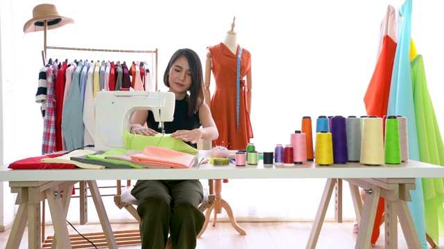 年轻的时装设计师缝纫新收集在服装工作室视频素材