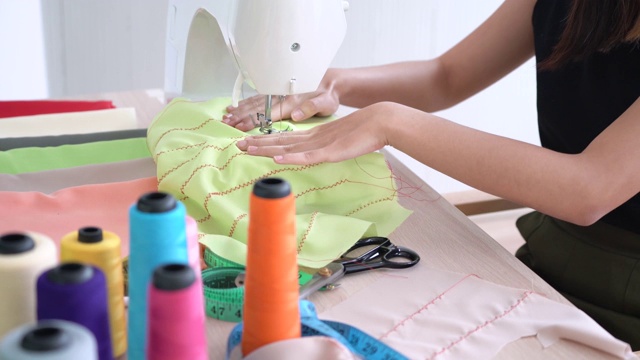 年轻的时装设计师缝纫新收集在服装工作室视频下载
