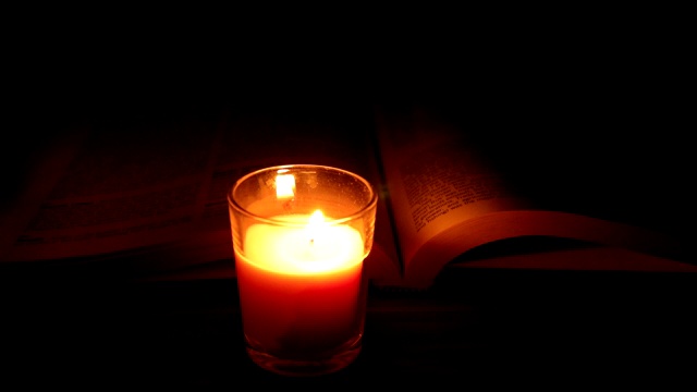 黑暗中的烛光《圣经》作为背景视频素材