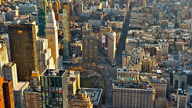 鸟瞰图的纽约街道。熨斗大厦视频素材