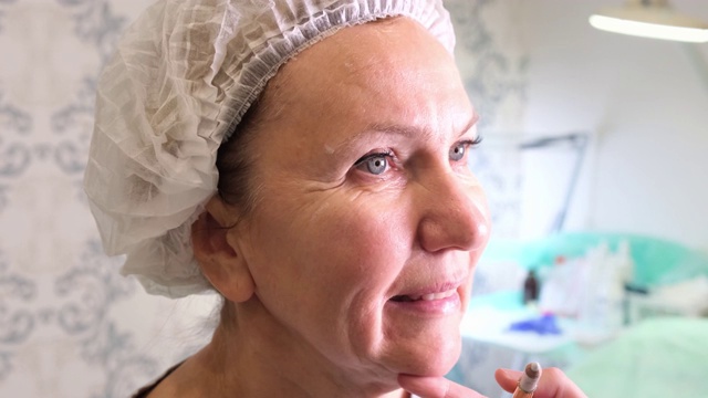 美容师医生为妇女准备面部美容注射，注射透明质酸。在美容院的女人。整形外科诊所视频素材